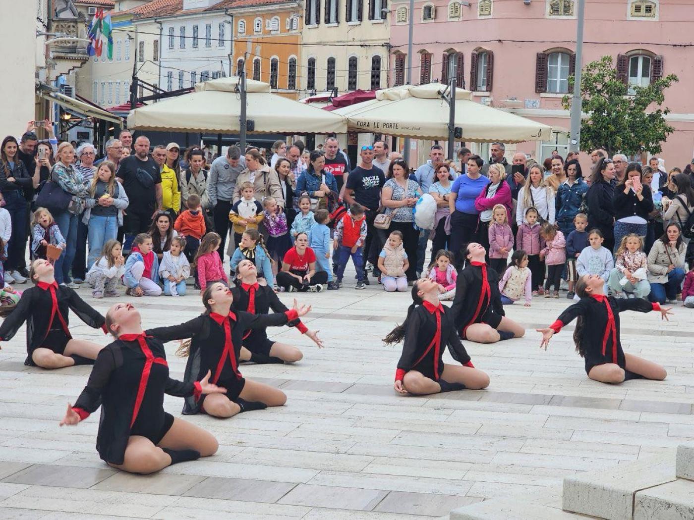 Porečki USB rasplesao Trg slobode čestitkom za Dan Grada i Svjetski dan plesa