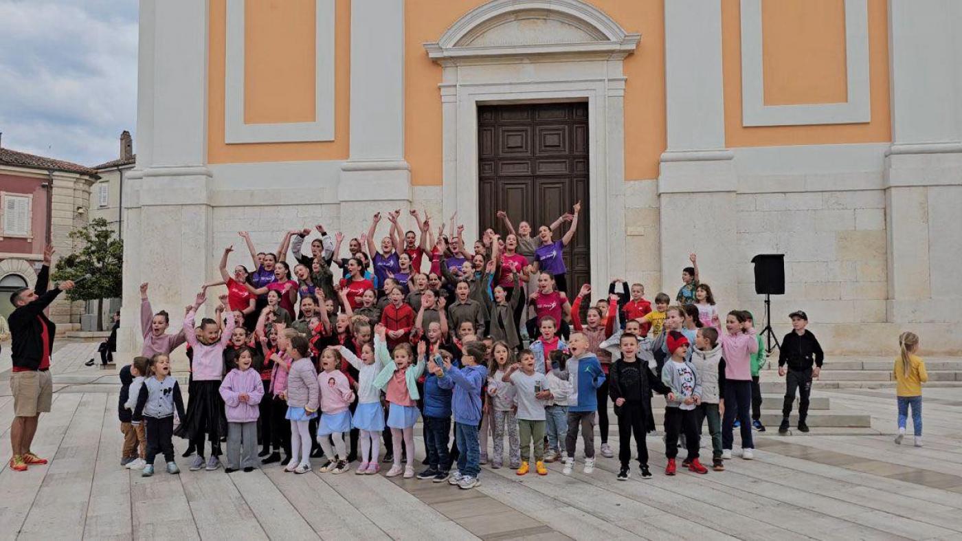 Porečki USB rasplesao Trg slobode čestitkom za Dan Grada i Svjetski dan plesa