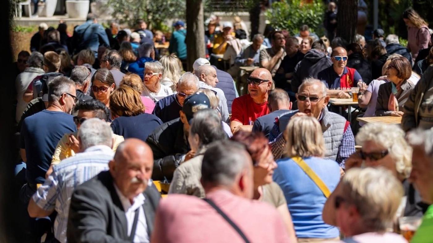 Na Gradskom kupalištu u Poreču proslava Praznika rada uz dobru glazbu i fažol okupila mnoštvo posjetitelja