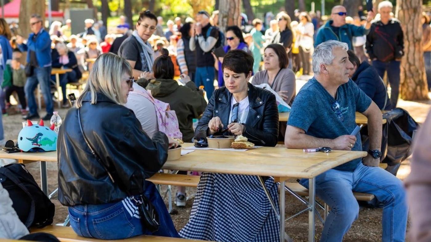 Na Gradskom kupalištu u Poreču proslava Praznika rada uz dobru glazbu i fažol okupila mnoštvo posjetitelja