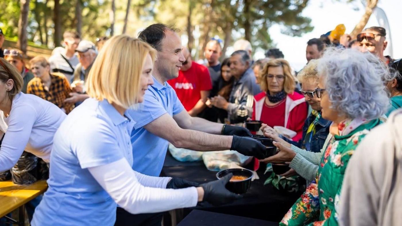 Na Gradskom kupalištu u Poreču proslava Praznika rada uz dobru glazbu i fažol okupila mnoštvo posjetitelja