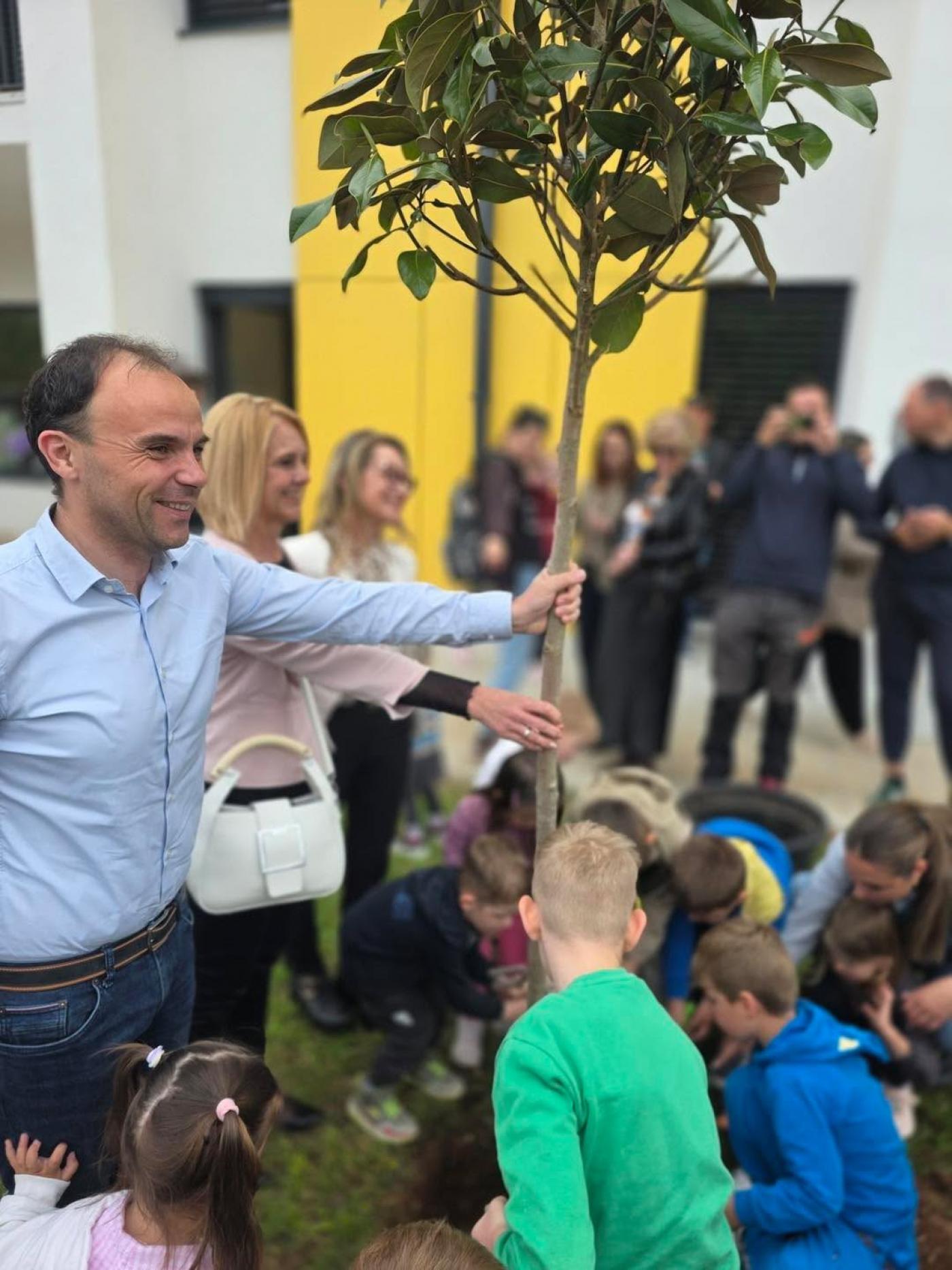 „Rastimo zajedno“: sadnjom generacijskih stabala obilježena prva godina Dječjeg vrtića „Poreč-Parenzo“