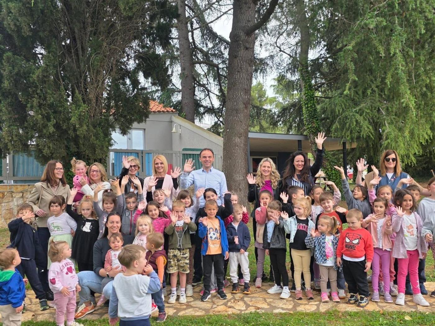 „Rastimo zajedno“: sadnjom generacijskih stabala obilježena prva godina Dječjeg vrtića „Poreč-Parenzo“