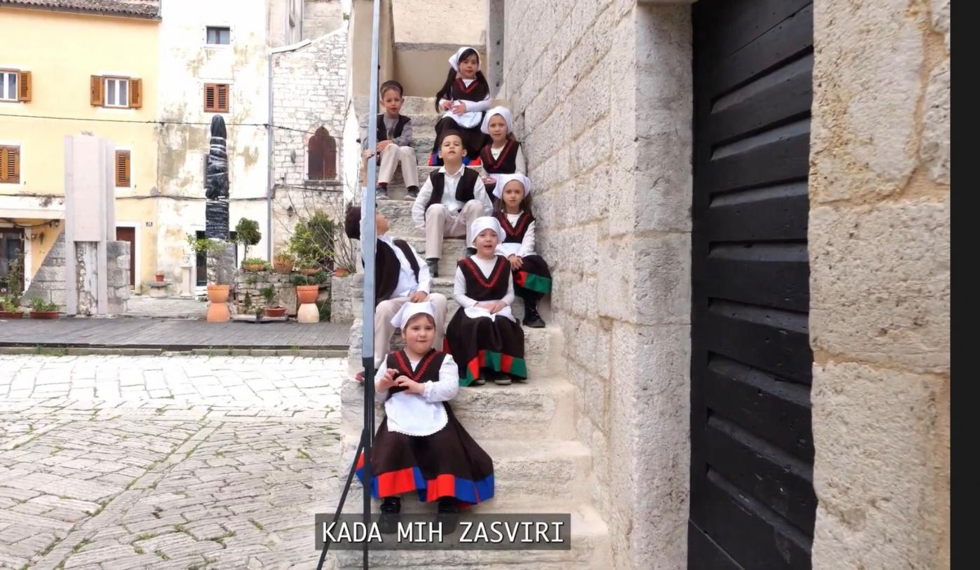 „Naš tanac“ oduševio porečko kazalište: mališani iz Žbandaja kroz pjesmu, ples i običaje učili o svom zavičaju