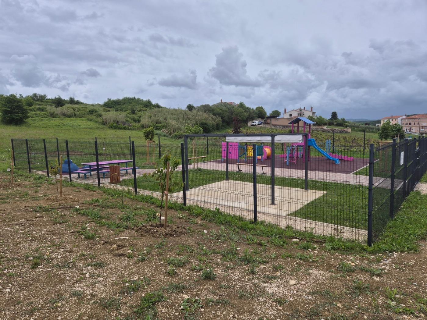 Nova stabla i voćke kod vrtića u Vižinadi dio su EU projekta očuvanja prirodnih vrijednosti