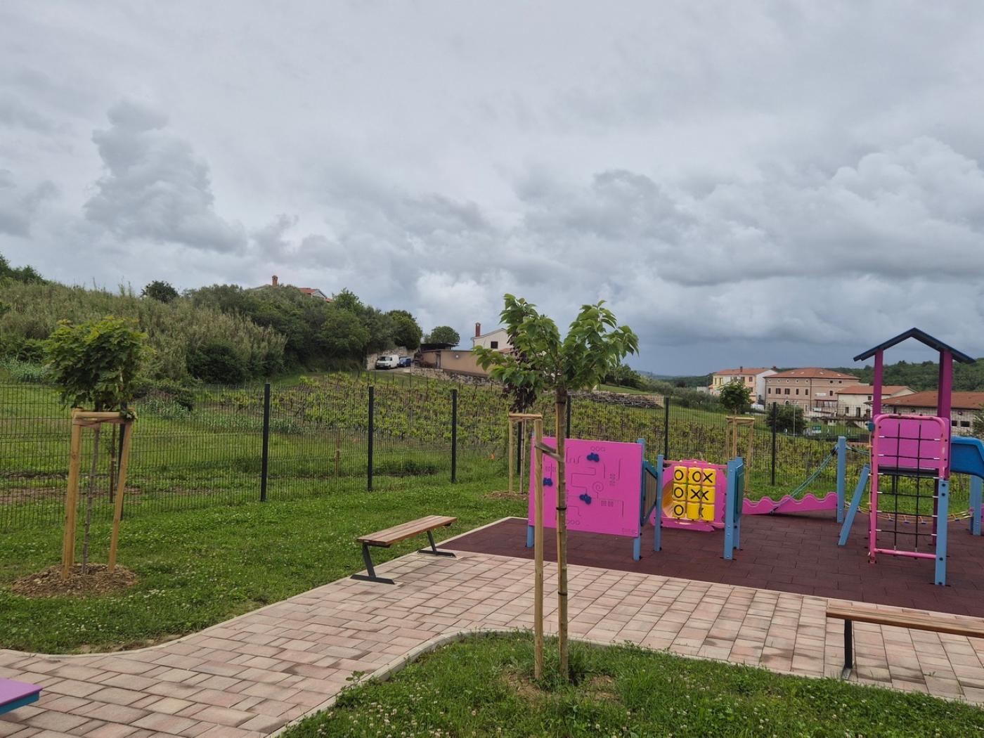 Nova stabla i voćke kod vrtića u Vižinadi dio su EU projekta očuvanja prirodnih vrijednosti