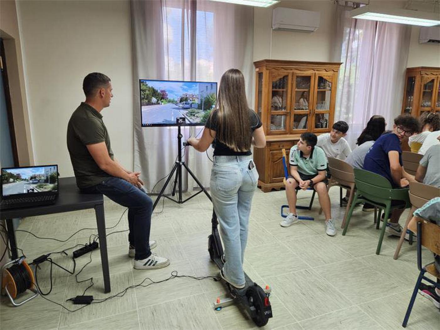 Srednjoškolci u Poreču i Bujama prošli edukaciju o sigurnoj vožnji električnih romobila