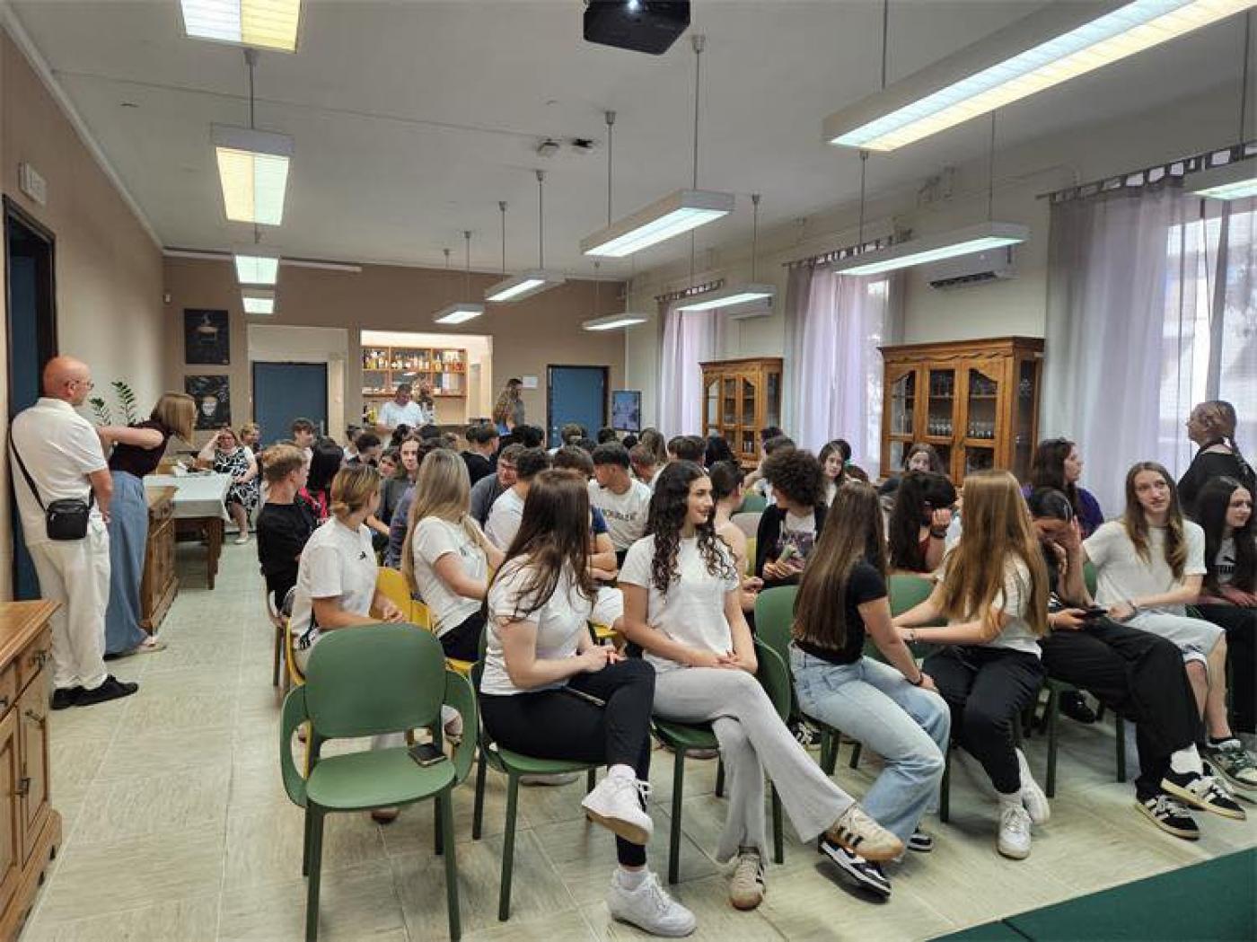 Srednjoškolci u Poreču i Bujama prošli edukaciju o sigurnoj vožnji električnih romobila