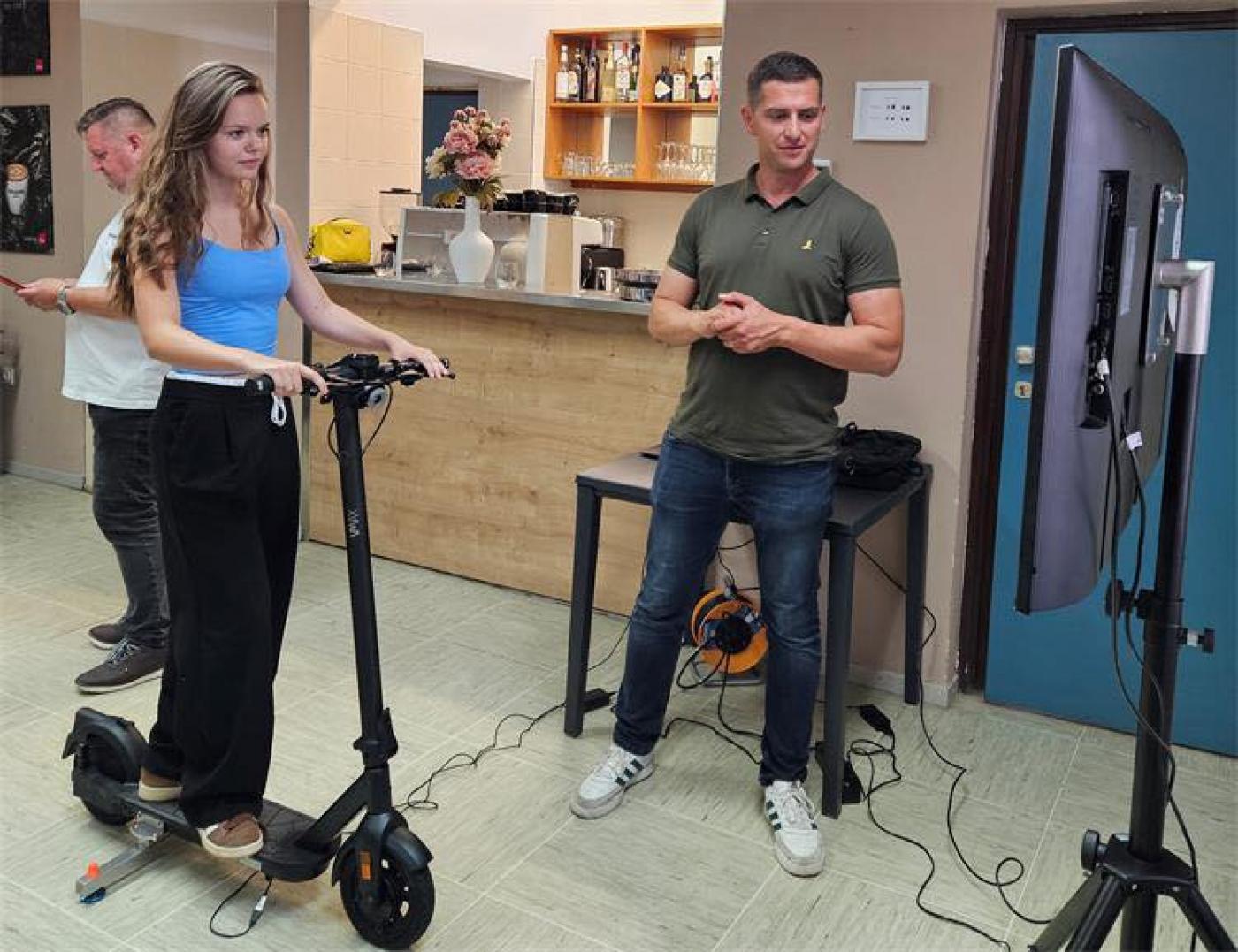Srednjoškolci u Poreču i Bujama prošli edukaciju o sigurnoj vožnji električnih romobila