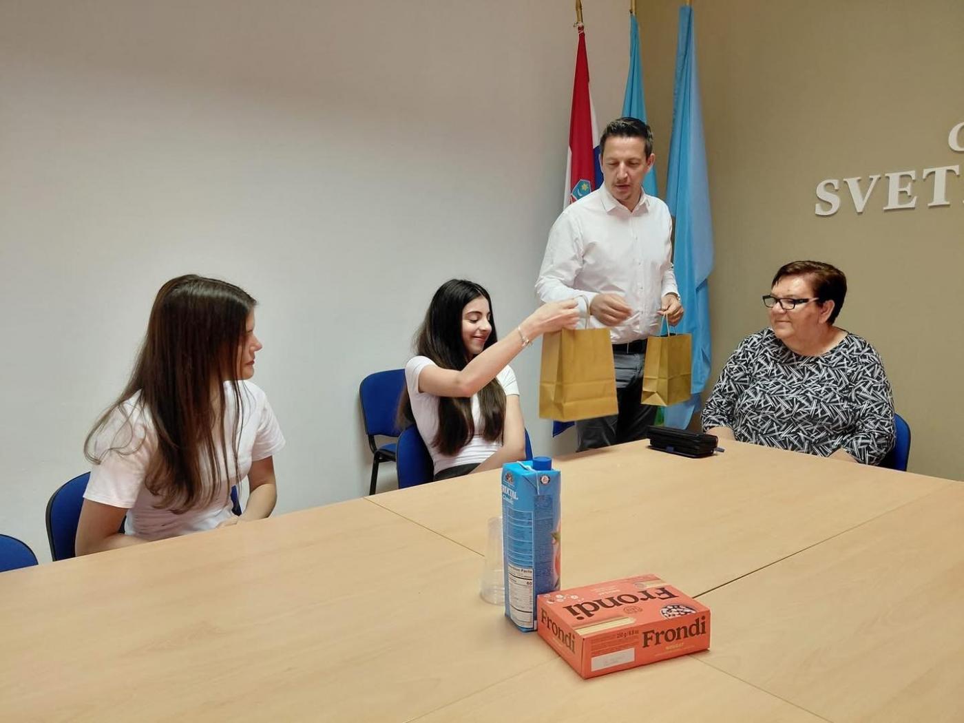 Lovrečke odlikašice na prijemu kod načelnika Terlevića