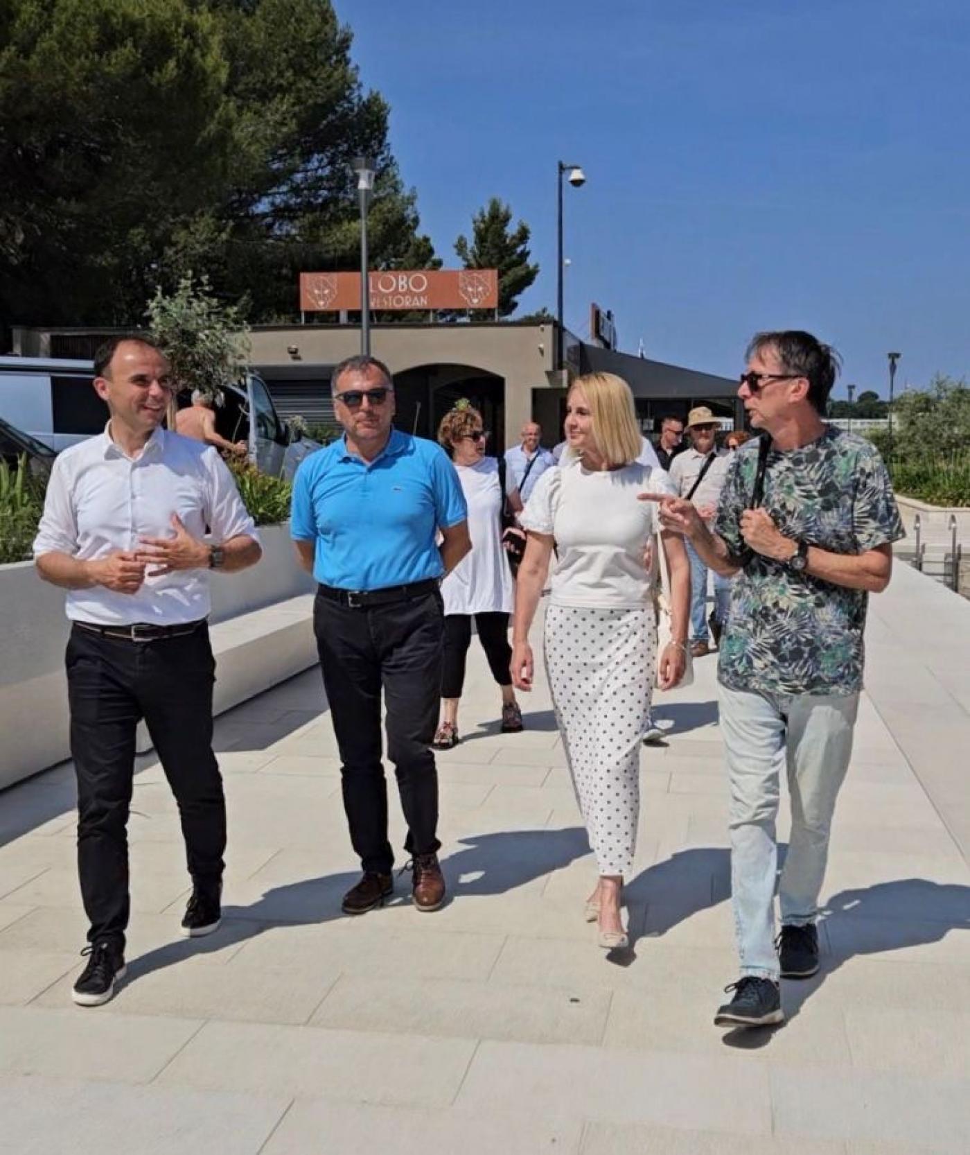 POREČ : novouređeni dio rive već postao ugodan dnevni boravak na otvorenom