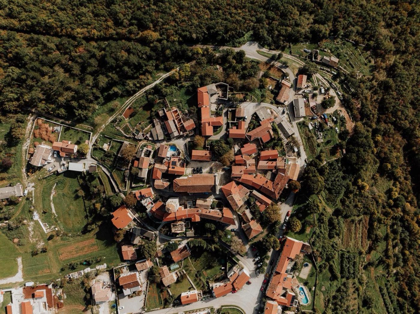 Ovog vikenda Tinjan zove na ljetnu feštu istarskog pršuta
