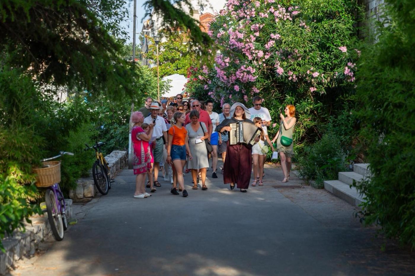 Porečko ljeto: posjetite izložbe Annale i opus Enza Cacciole, krenite u šetnju La mula de Parenzo i uživajte uz čarobni show Mystic Forest i glazbu Music on the Square