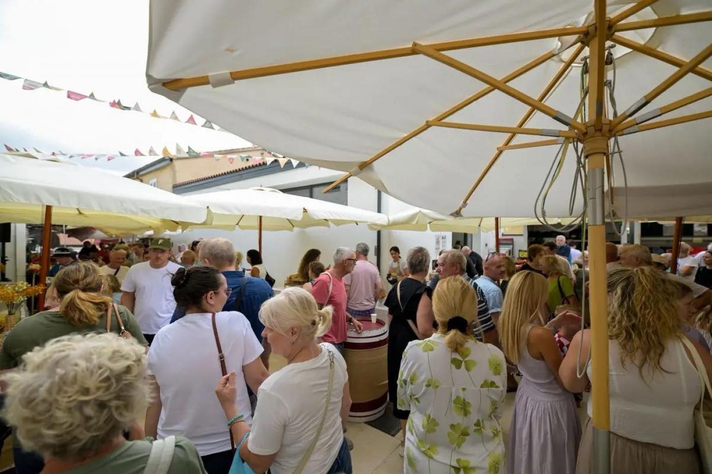 Miris pizze, craft pivo i glazba sa gramofonskih ploča obilježili srpanjsko izdanje Gušta Merkata