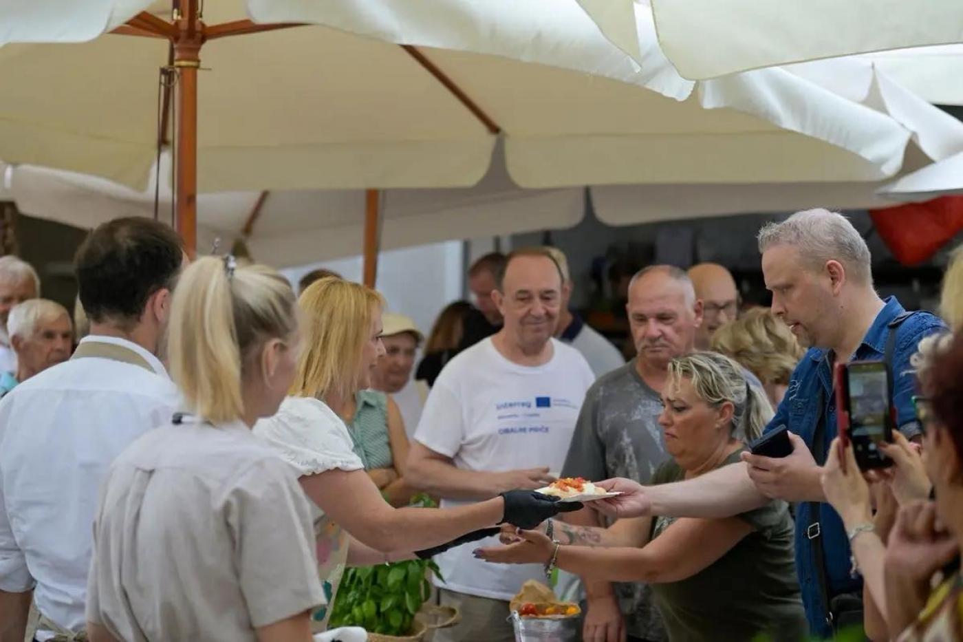 Miris pizze, craft pivo i glazba sa gramofonskih ploča obilježili srpanjsko izdanje Gušta Merkata