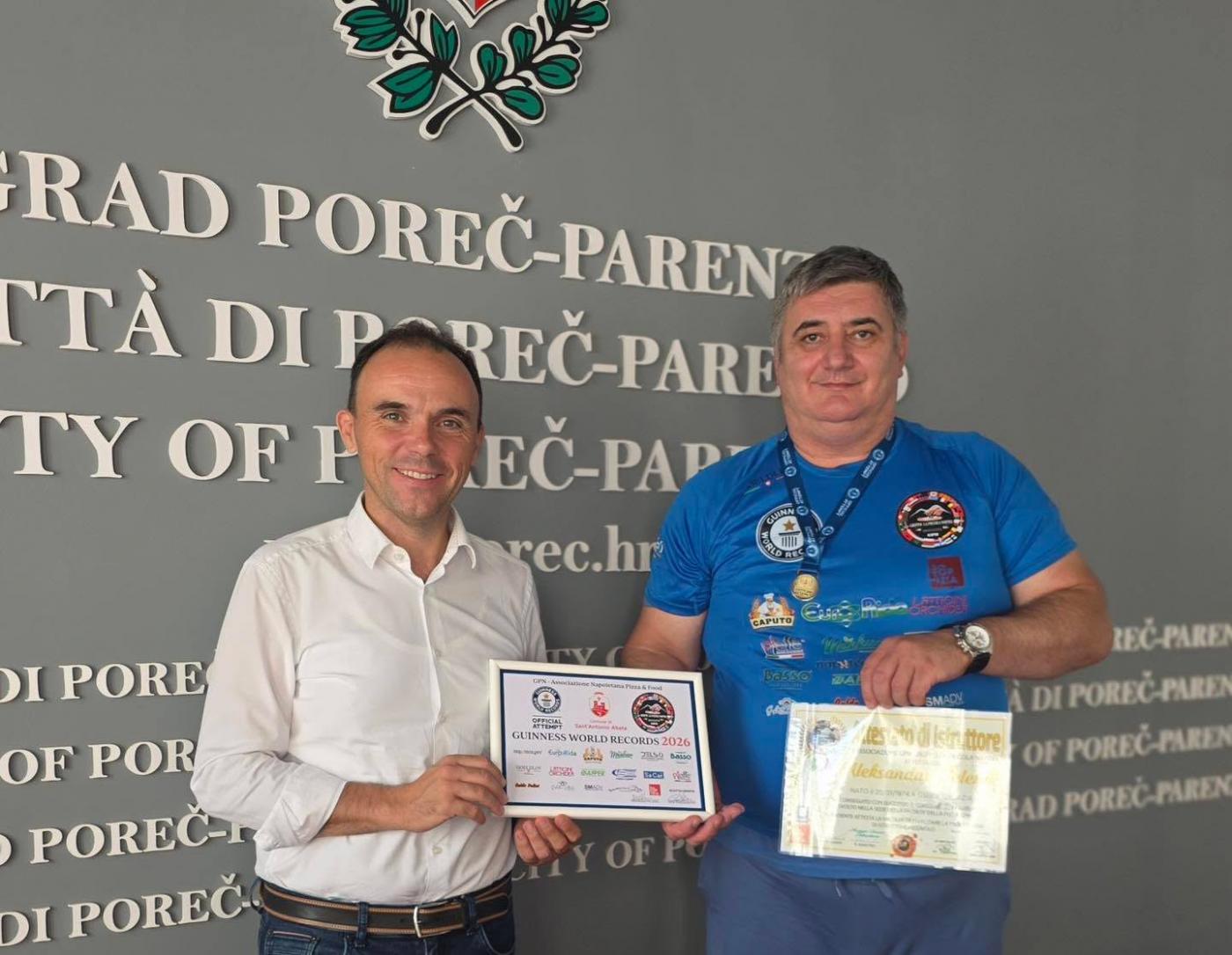 Aleksandar Lega Velenik iz Poreča s kolegama u Italiji oborio Guinnessov rekord: u 12 sati ispekli više od 12.000 pizza, ukupno 4.345,58 kg