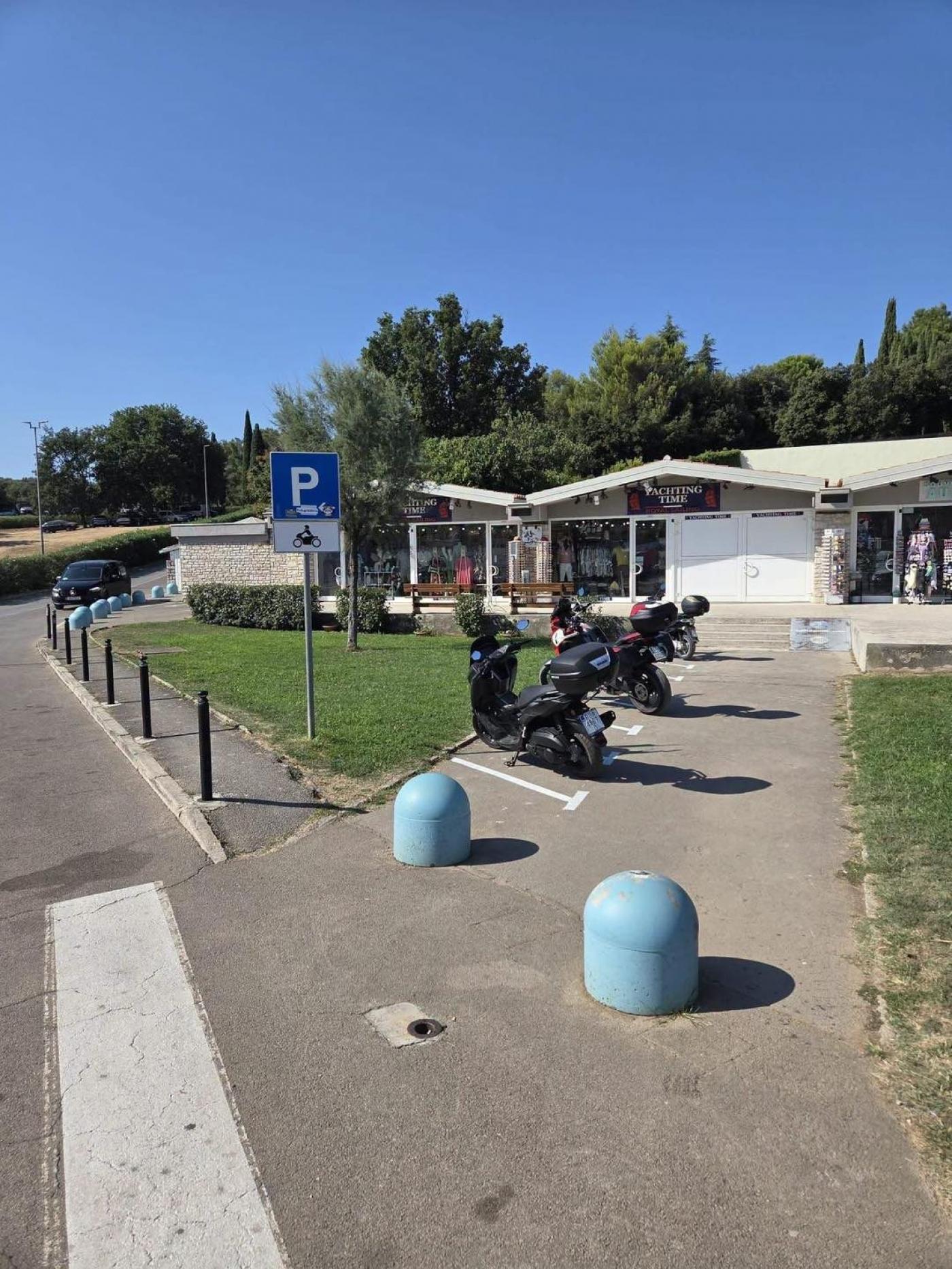 Pješačka zona u Vrsaru – osigurana nova mjesta za motocikle i mopede
