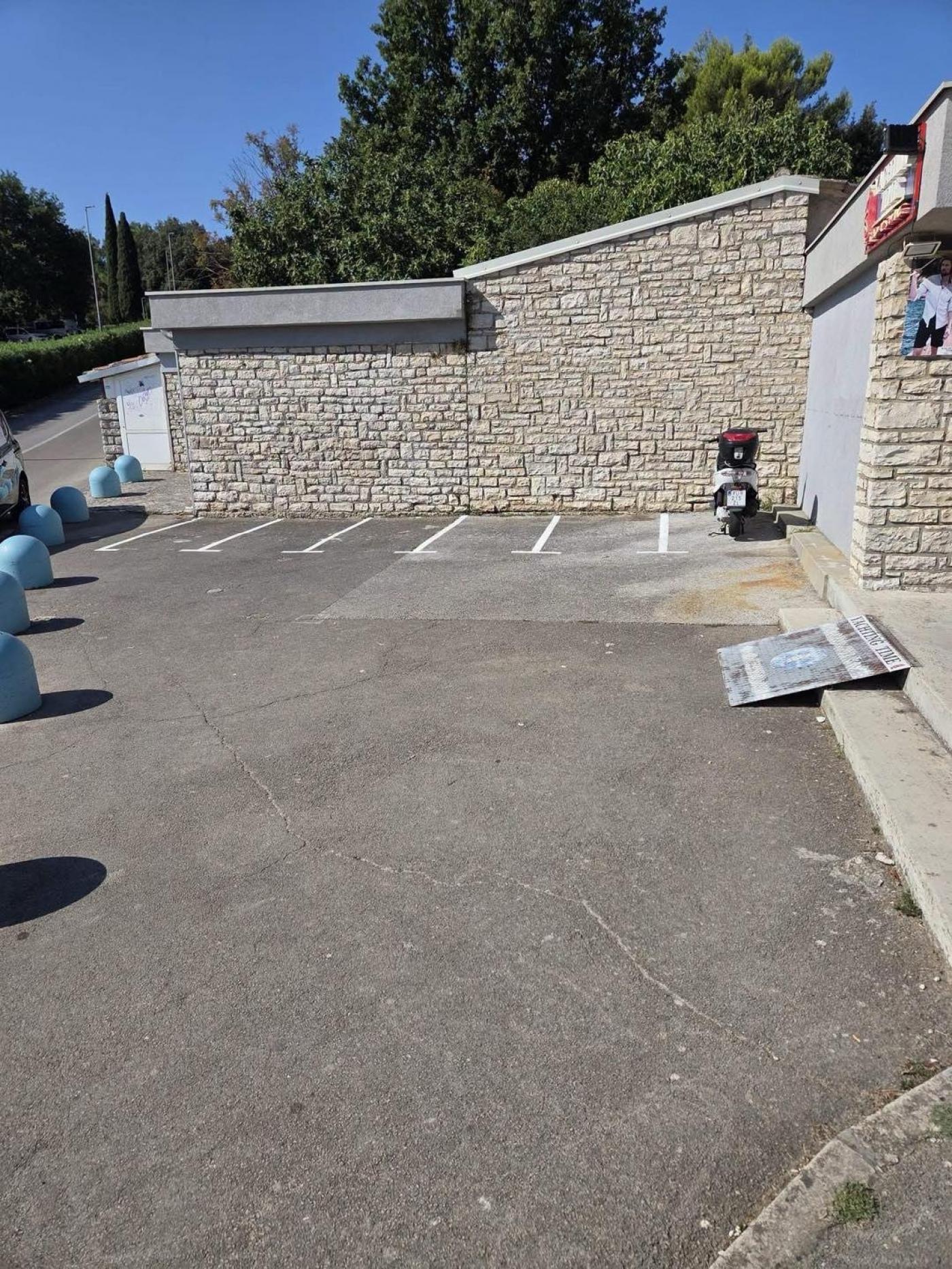Pješačka zona u Vrsaru – osigurana nova mjesta za motocikle i mopede