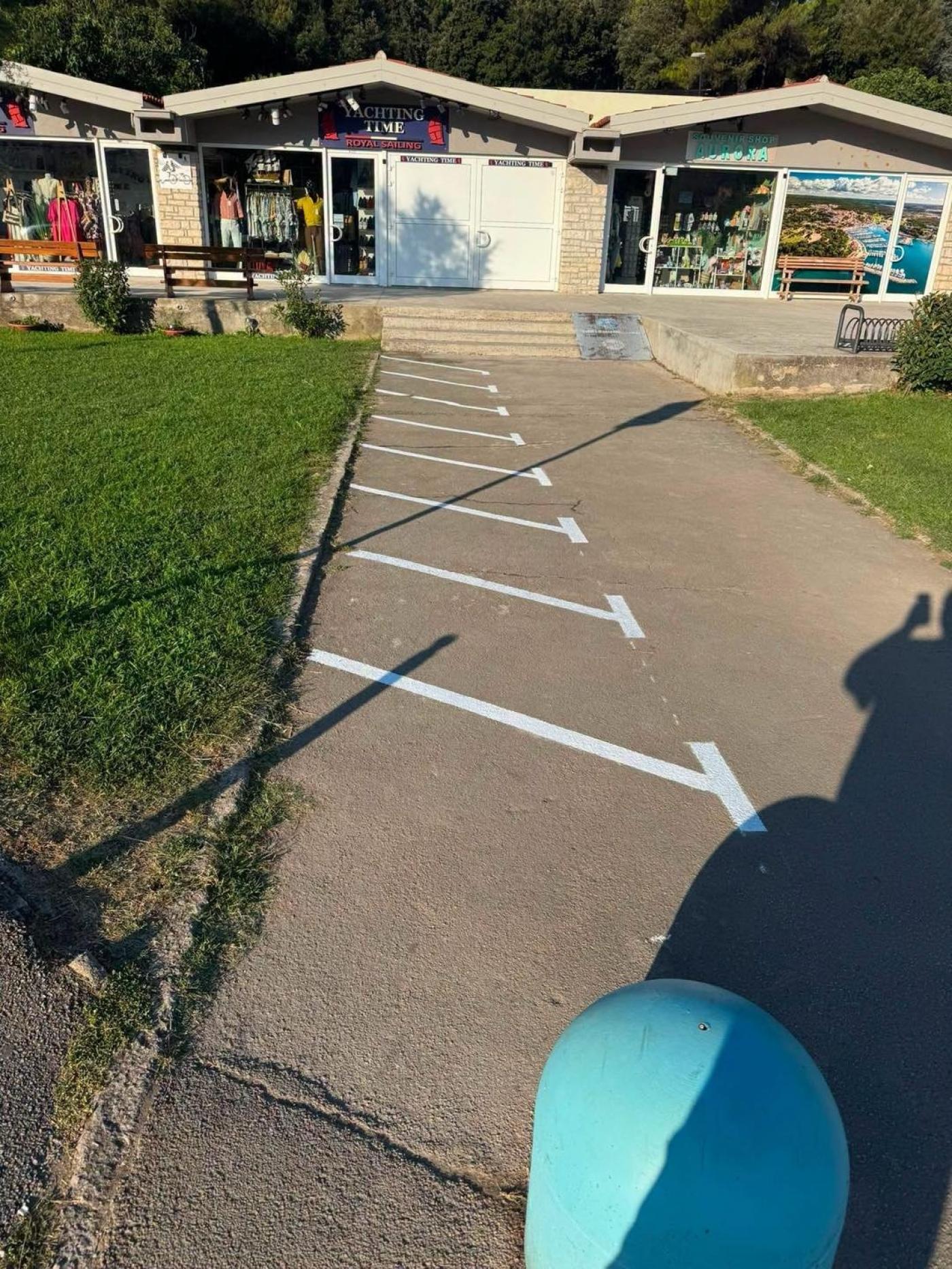 Pješačka zona u Vrsaru – osigurana nova mjesta za motocikle i mopede