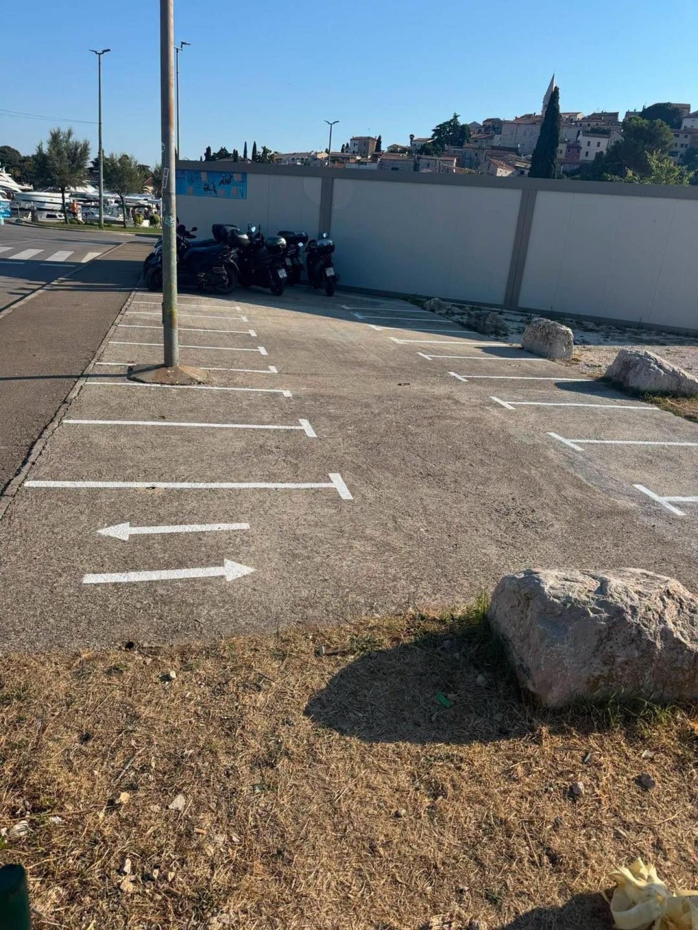 Pješačka zona u Vrsaru – osigurana nova mjesta za motocikle i mopede