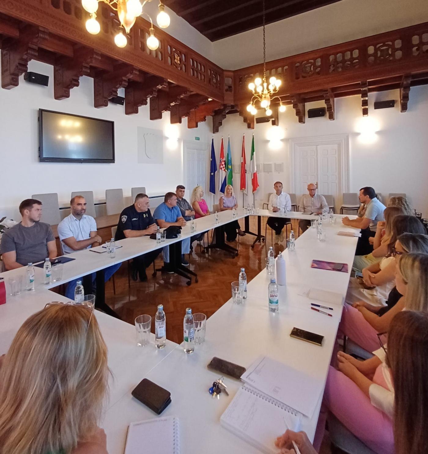 U POREČKIM KLUPAMA gotovo 2000 učenika: održan sastanak škola, policije i Grada povodom početka školske godine