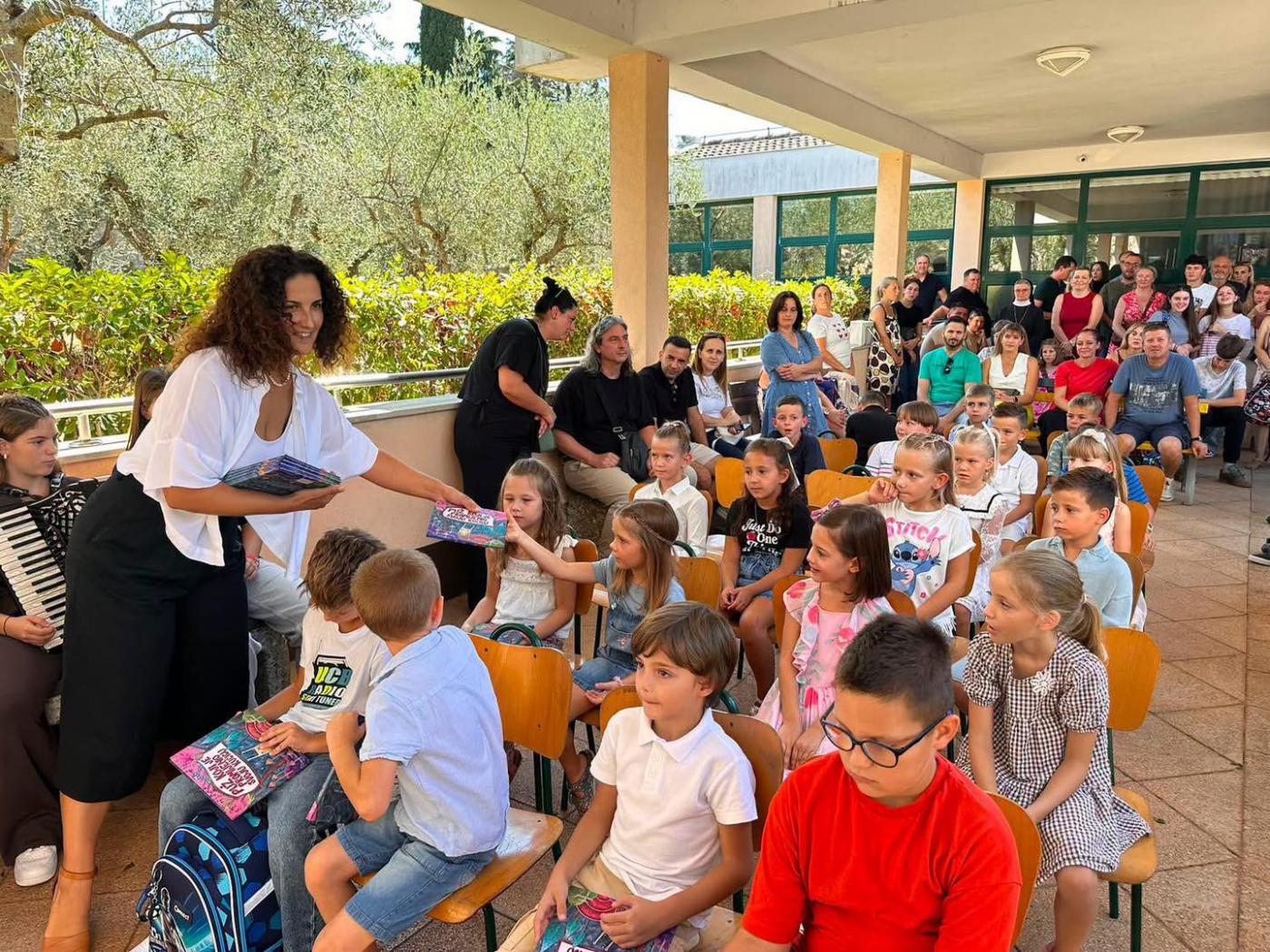 Danas je počela 𝐧𝐨𝐯𝐚 𝐬̌𝐤𝐨𝐥𝐬𝐤𝐚 𝐠𝐨𝐝𝐢𝐧𝐚, a školske klupe ponovno je ispunio dječji smijeh, druženje, nova prijateljstva i znanje!
