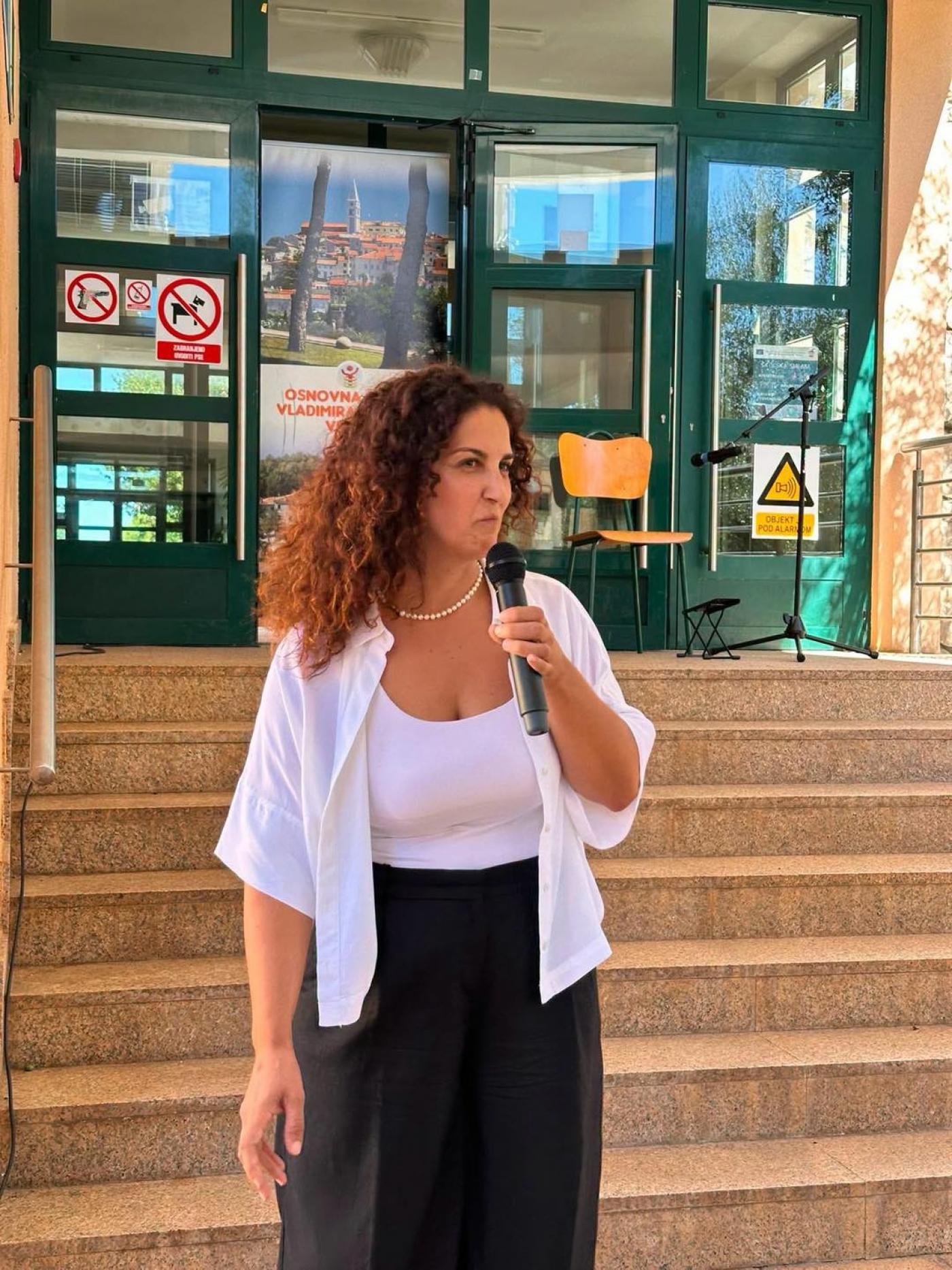Danas je počela 𝐧𝐨𝐯𝐚 𝐬̌𝐤𝐨𝐥𝐬𝐤𝐚 𝐠𝐨𝐝𝐢𝐧𝐚, a školske klupe ponovno je ispunio dječji smijeh, druženje, nova prijateljstva i znanje!