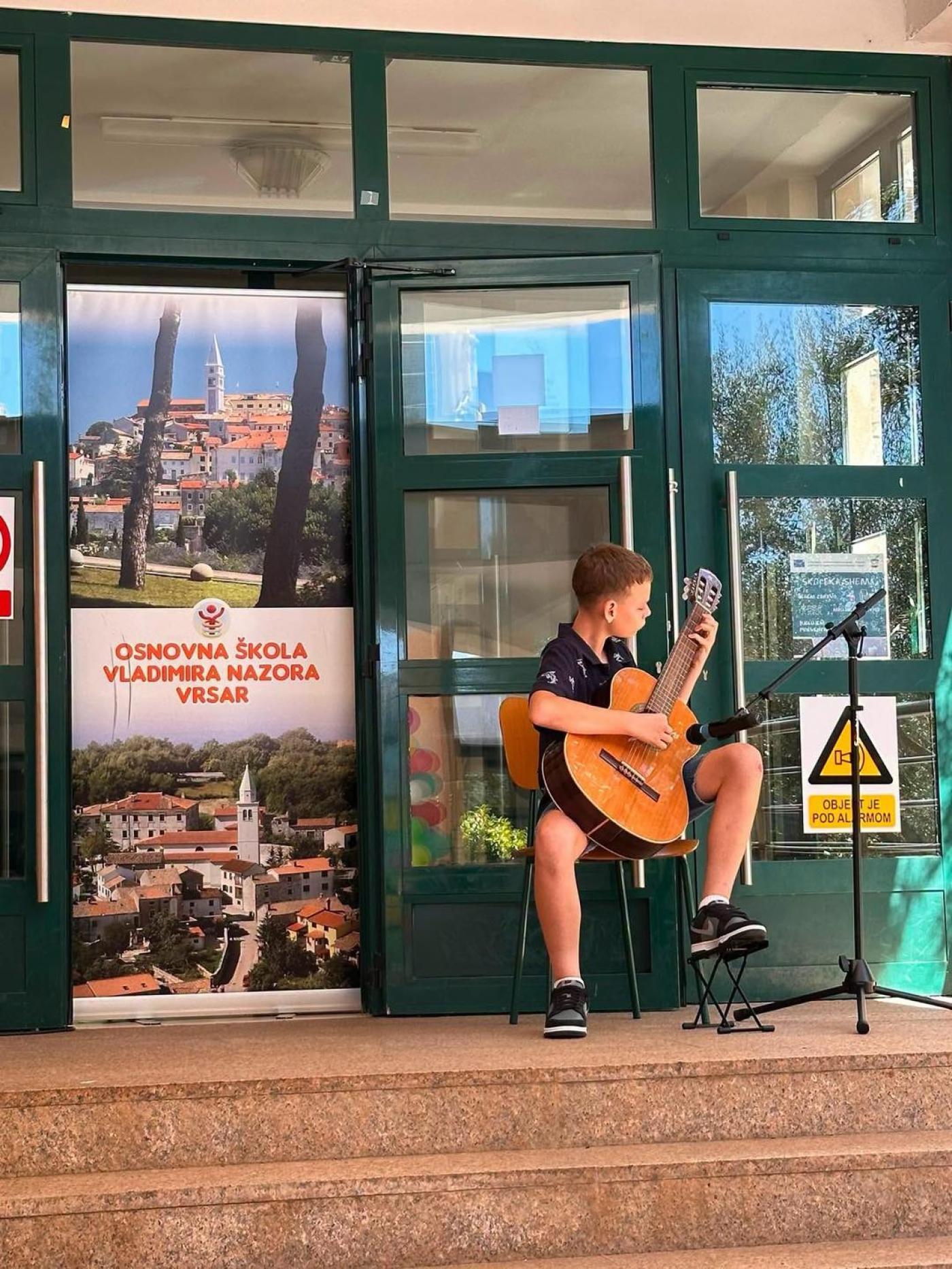 Danas je počela 𝐧𝐨𝐯𝐚 𝐬̌𝐤𝐨𝐥𝐬𝐤𝐚 𝐠𝐨𝐝𝐢𝐧𝐚, a školske klupe ponovno je ispunio dječji smijeh, druženje, nova prijateljstva i znanje!
