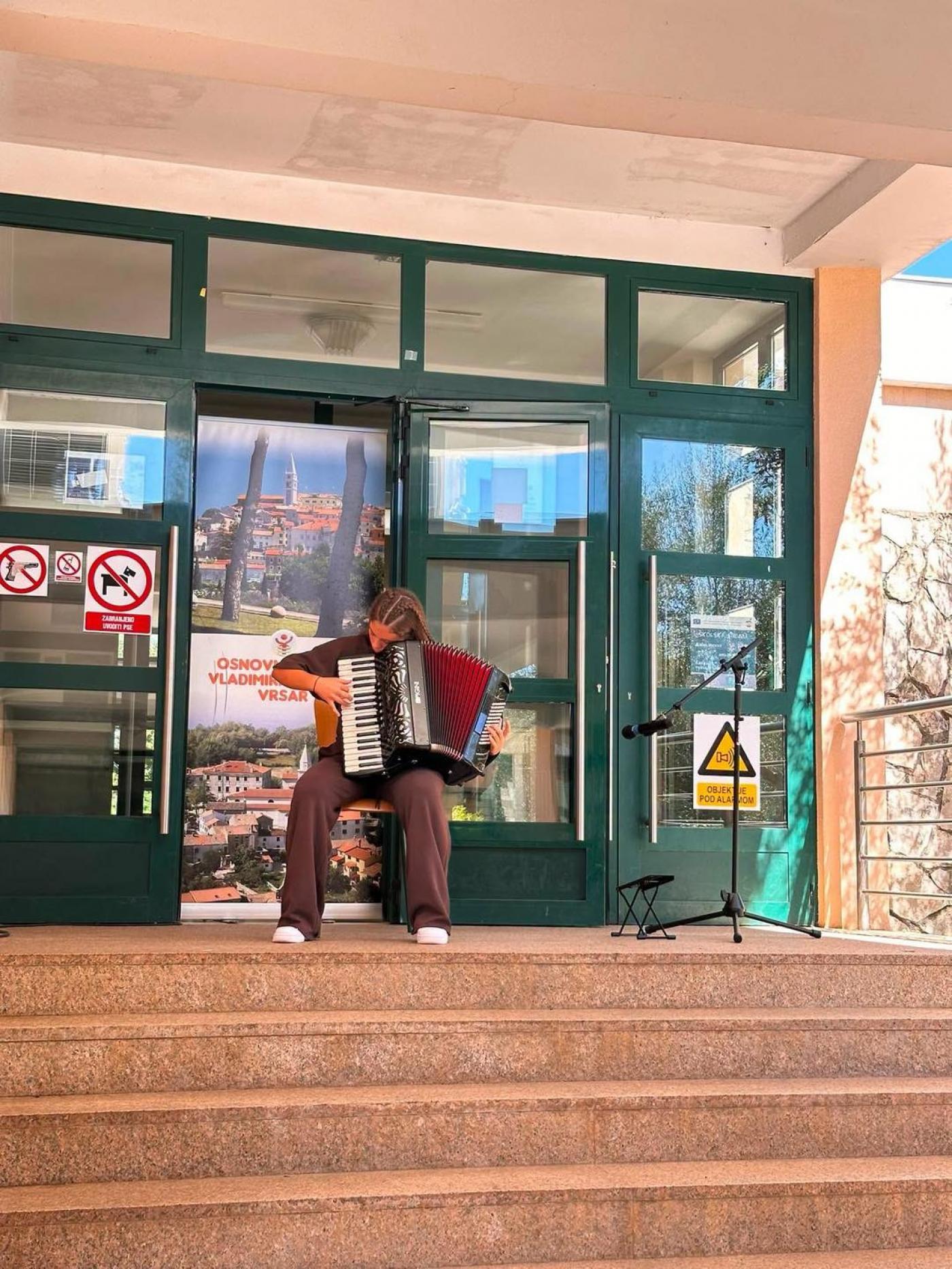 Danas je počela 𝐧𝐨𝐯𝐚 𝐬̌𝐤𝐨𝐥𝐬𝐤𝐚 𝐠𝐨𝐝𝐢𝐧𝐚, a školske klupe ponovno je ispunio dječji smijeh, druženje, nova prijateljstva i znanje!