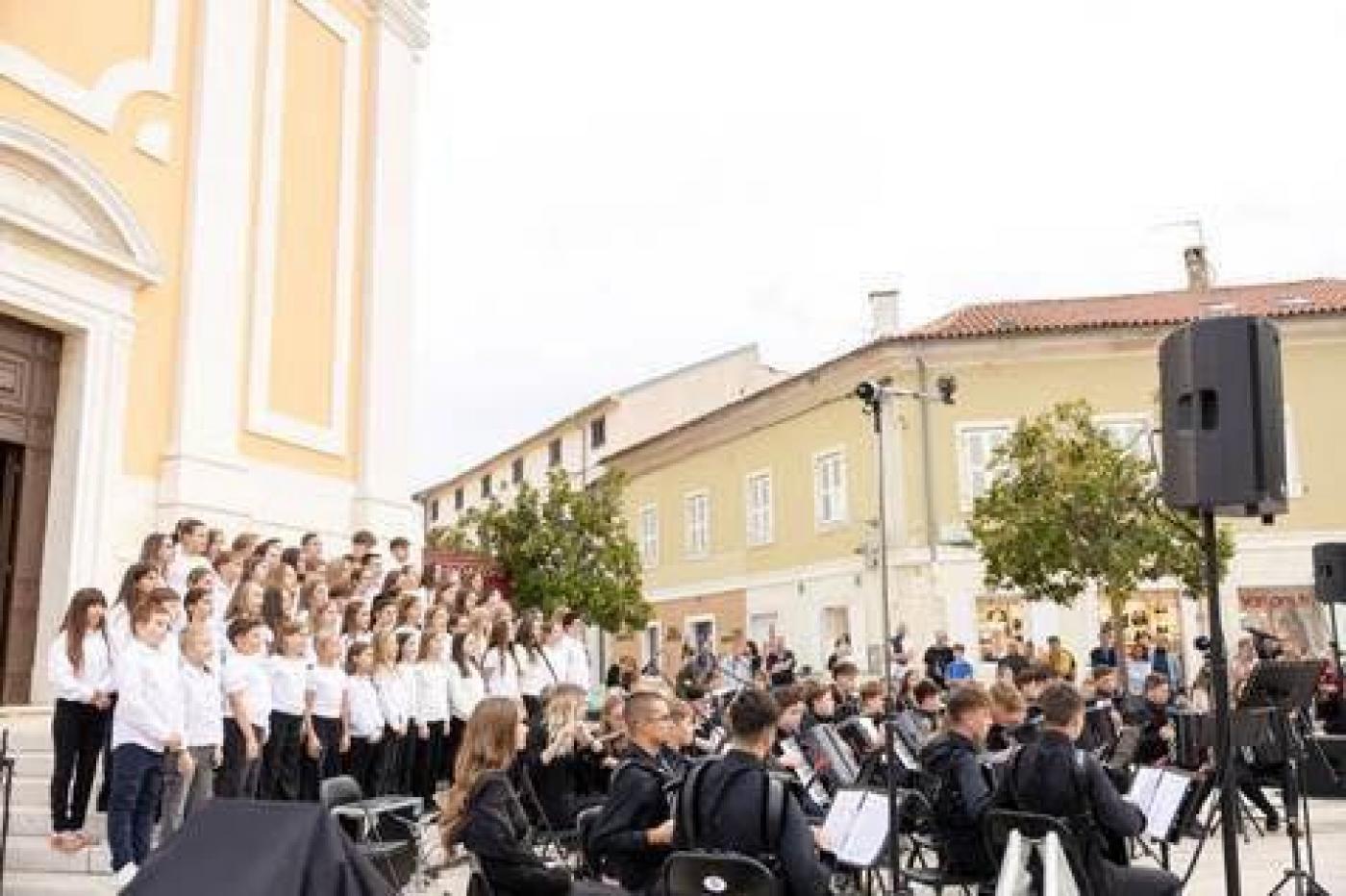 Trijumf mladosti, talenta i zajedništva: VIPO 2026. na porečkom Trgu slobode rasplesao srca i spojio Hrvatsku glazbom!