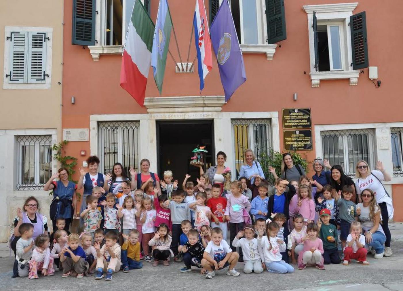 Na samom početku Dječjeg tjedna, mališani iz Dječjeg vrtića „Tići“ Vrsar posjetili su općinsku upravu i načelnicu Tinu Slamar