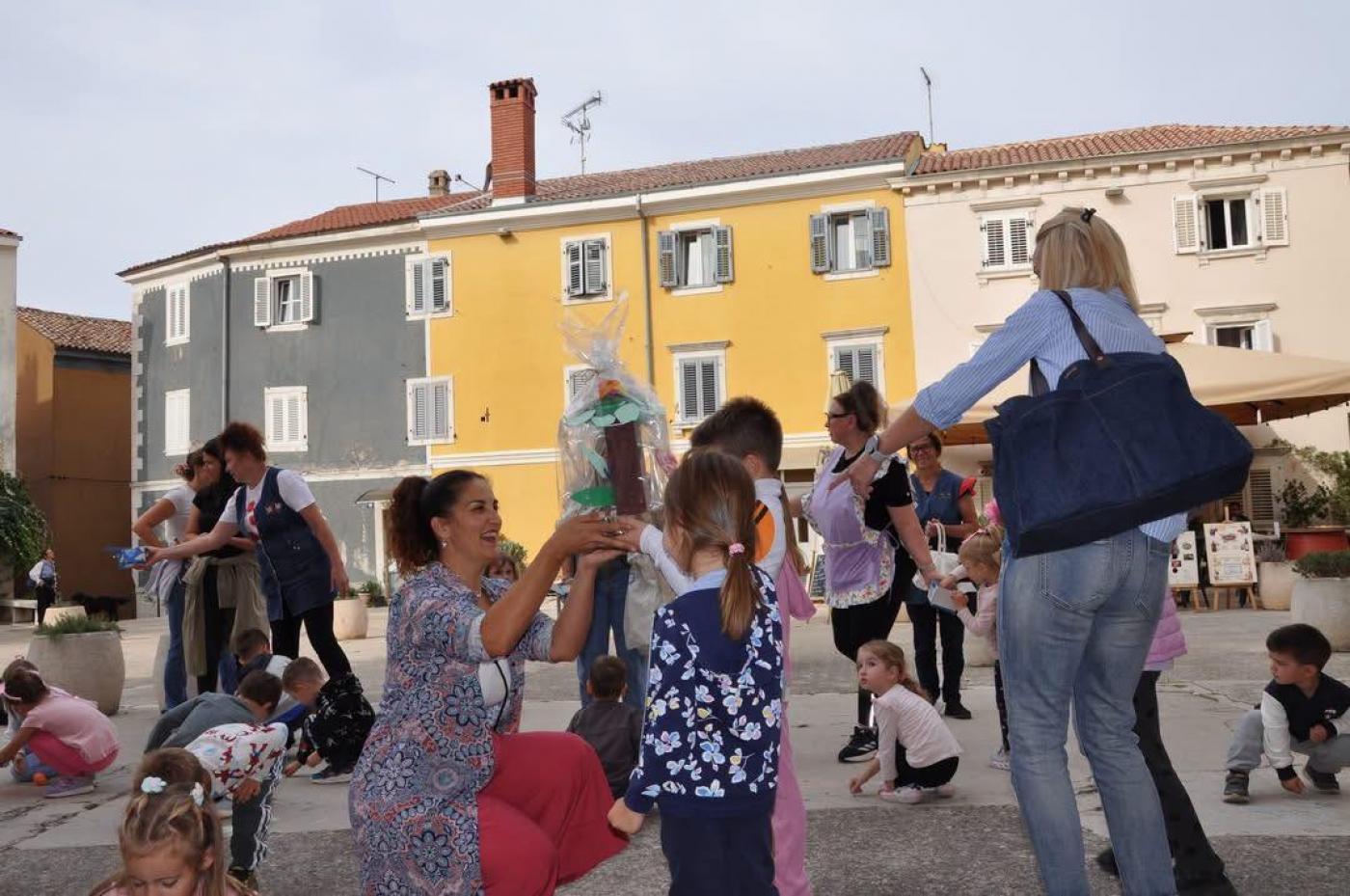 Na samom početku Dječjeg tjedna, mališani iz Dječjeg vrtića „Tići“ Vrsar posjetili su općinsku upravu i načelnicu Tinu Slamar