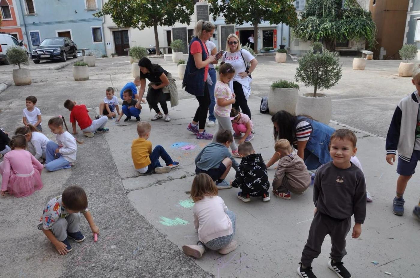 Na samom početku Dječjeg tjedna, mališani iz Dječjeg vrtića „Tići“ Vrsar posjetili su općinsku upravu i načelnicu Tinu Slamar