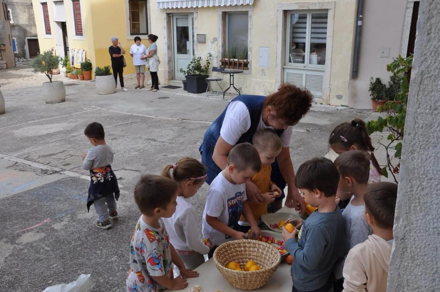 Na samom početku Dječjeg tjedna, mališani iz Dječjeg vrtića „Tići“ Vrsar posjetili su općinsku upravu i načelnicu Tinu Slamar