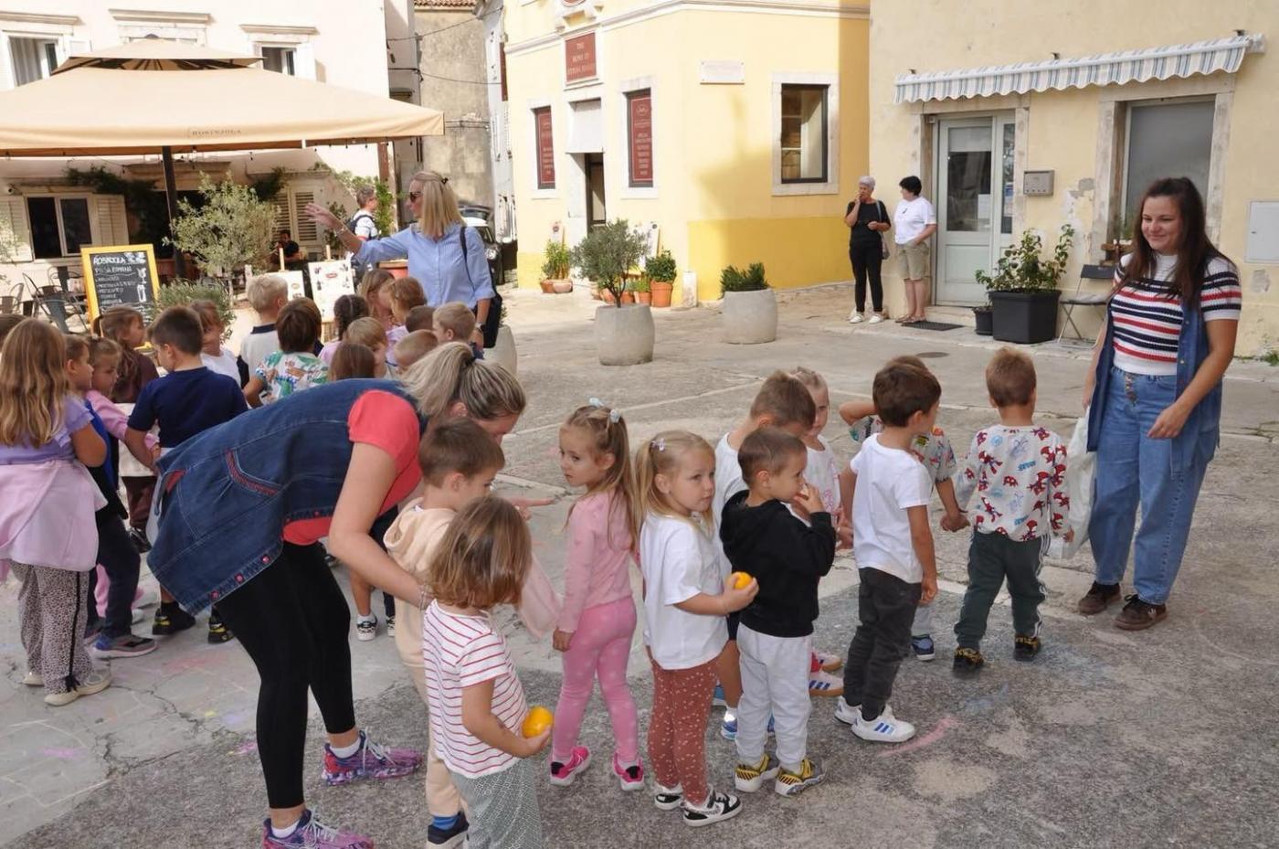 Na samom početku Dječjeg tjedna, mališani iz Dječjeg vrtića „Tići“ Vrsar posjetili su općinsku upravu i načelnicu Tinu Slamar