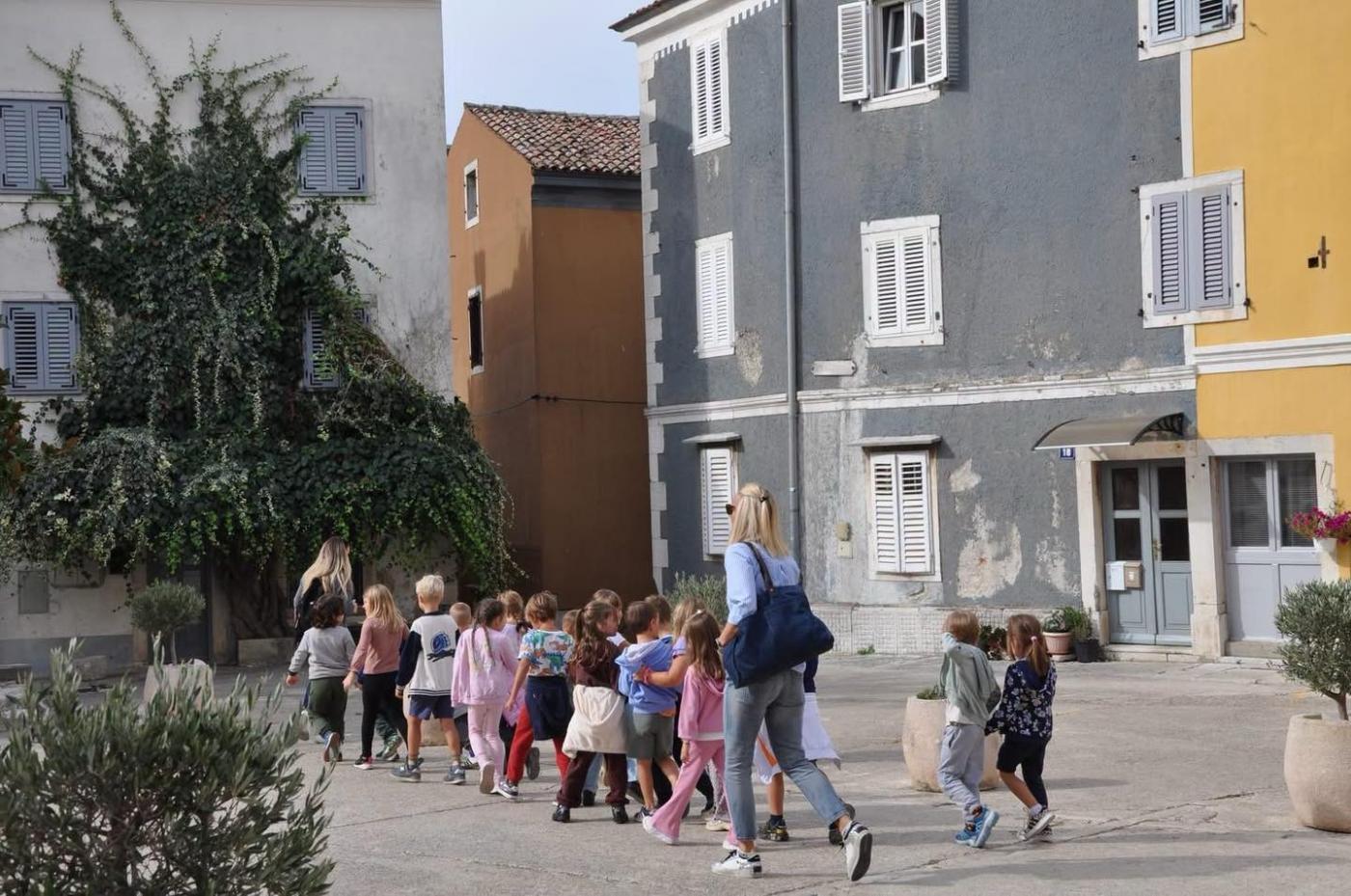 Na samom početku Dječjeg tjedna, mališani iz Dječjeg vrtića „Tići“ Vrsar posjetili su općinsku upravu i načelnicu Tinu Slamar