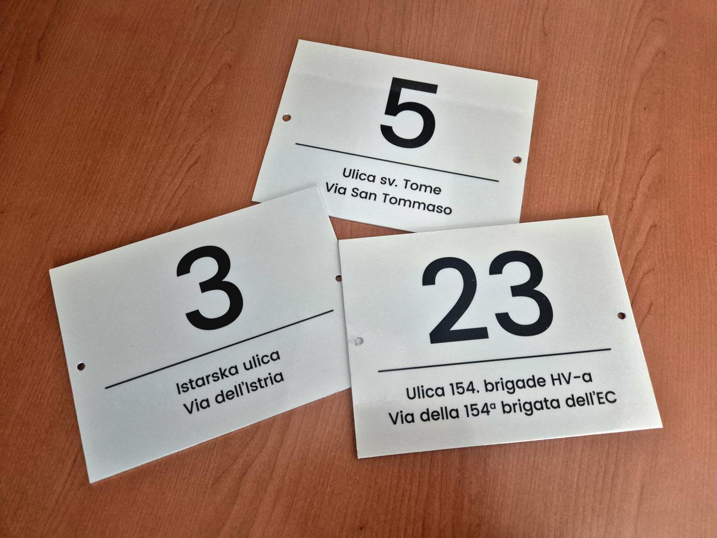 Novi dvojezični kućni brojevi za Vižinadu – vlasnici objekata pozvani na besplatno preuzimanje