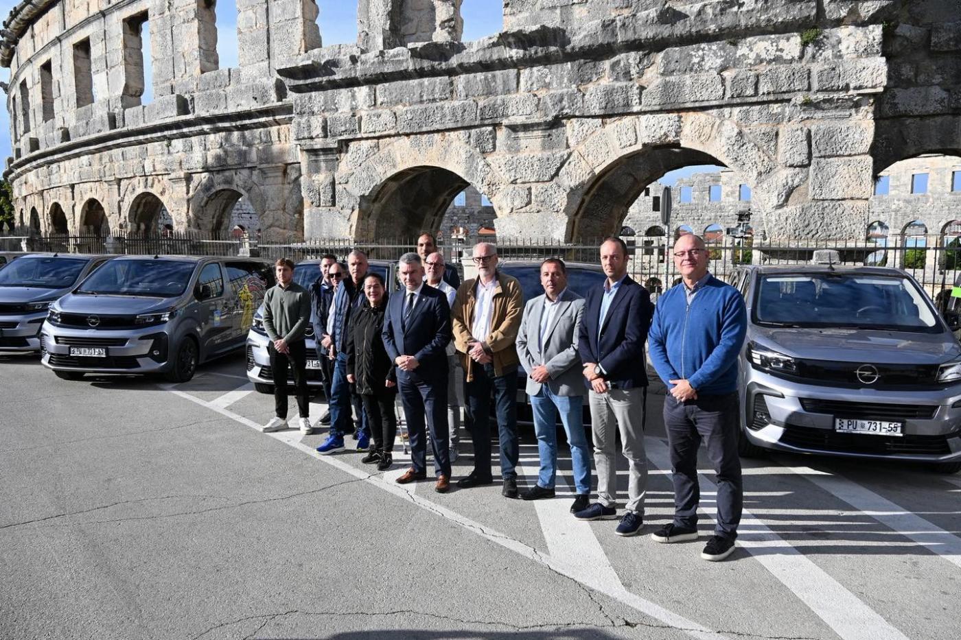 Istarska županija nastavlja s rekordnim ulaganjima u sport: nabavljeno osam novih kombi vozila za sportske saveze širom Istre