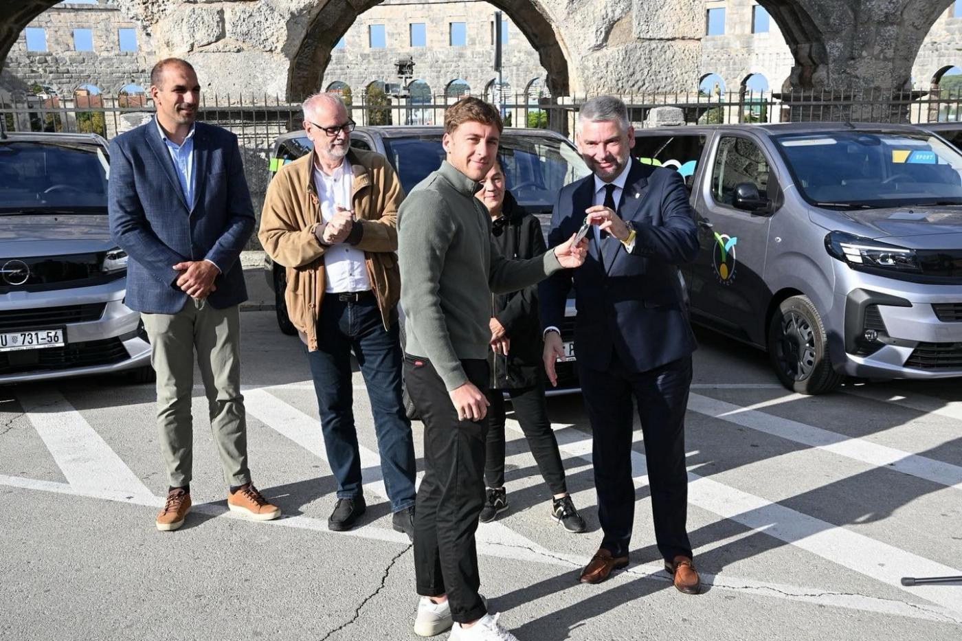 Istarska županija nastavlja s rekordnim ulaganjima u sport: nabavljeno osam novih kombi vozila za sportske saveze širom Istre