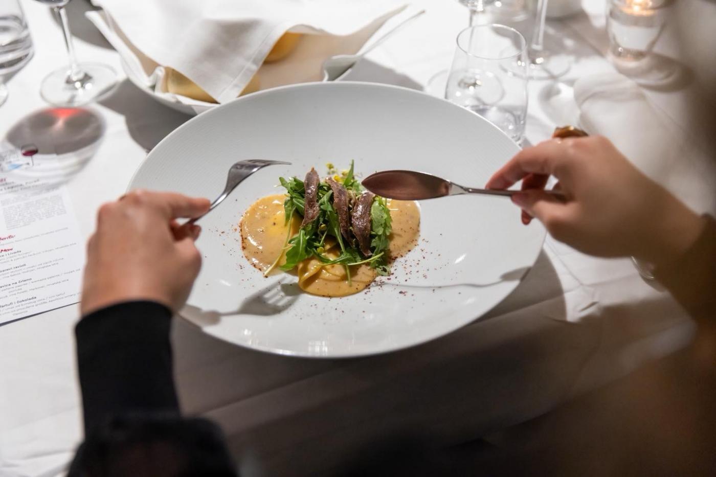 Četvrto izdanje manifestacije „Cabernet Sauvignon & plava riba, s ljubavlju“ donosi pet eno-gastronomskih večeri u Poreču, Funtani i Tar-Vabrigi