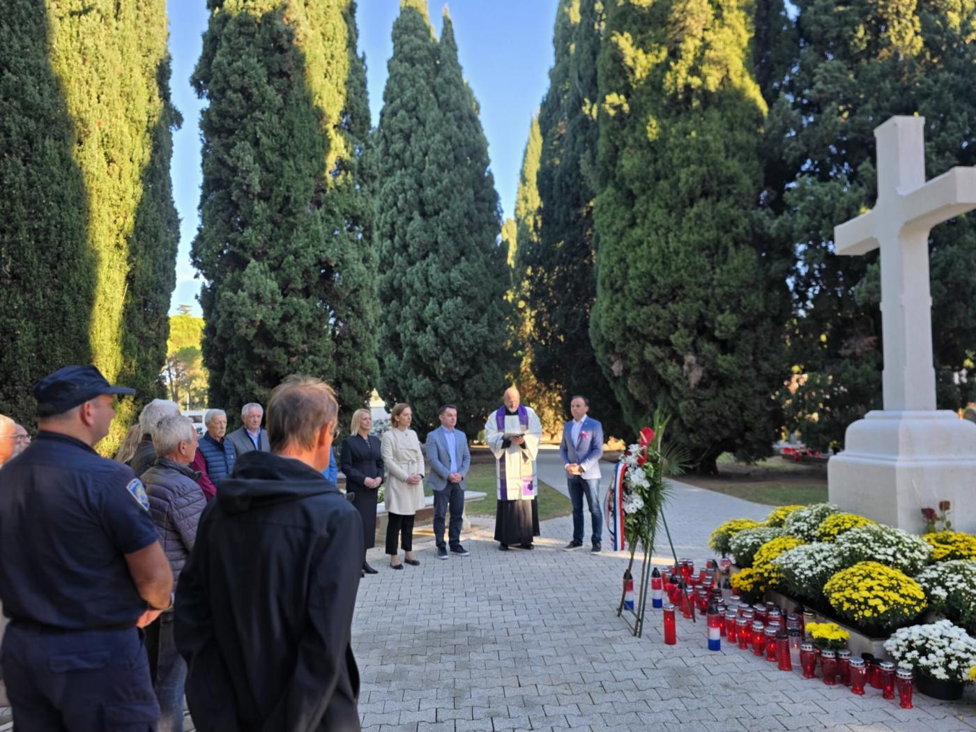 POREČ: Povodom blagdana Svih svetih i Dušnog dana položeni vijenci na Gradskom groblju
