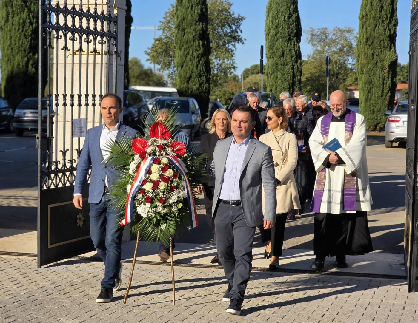 POREČ: Povodom blagdana Svih svetih i Dušnog dana položeni vijenci na Gradskom groblju