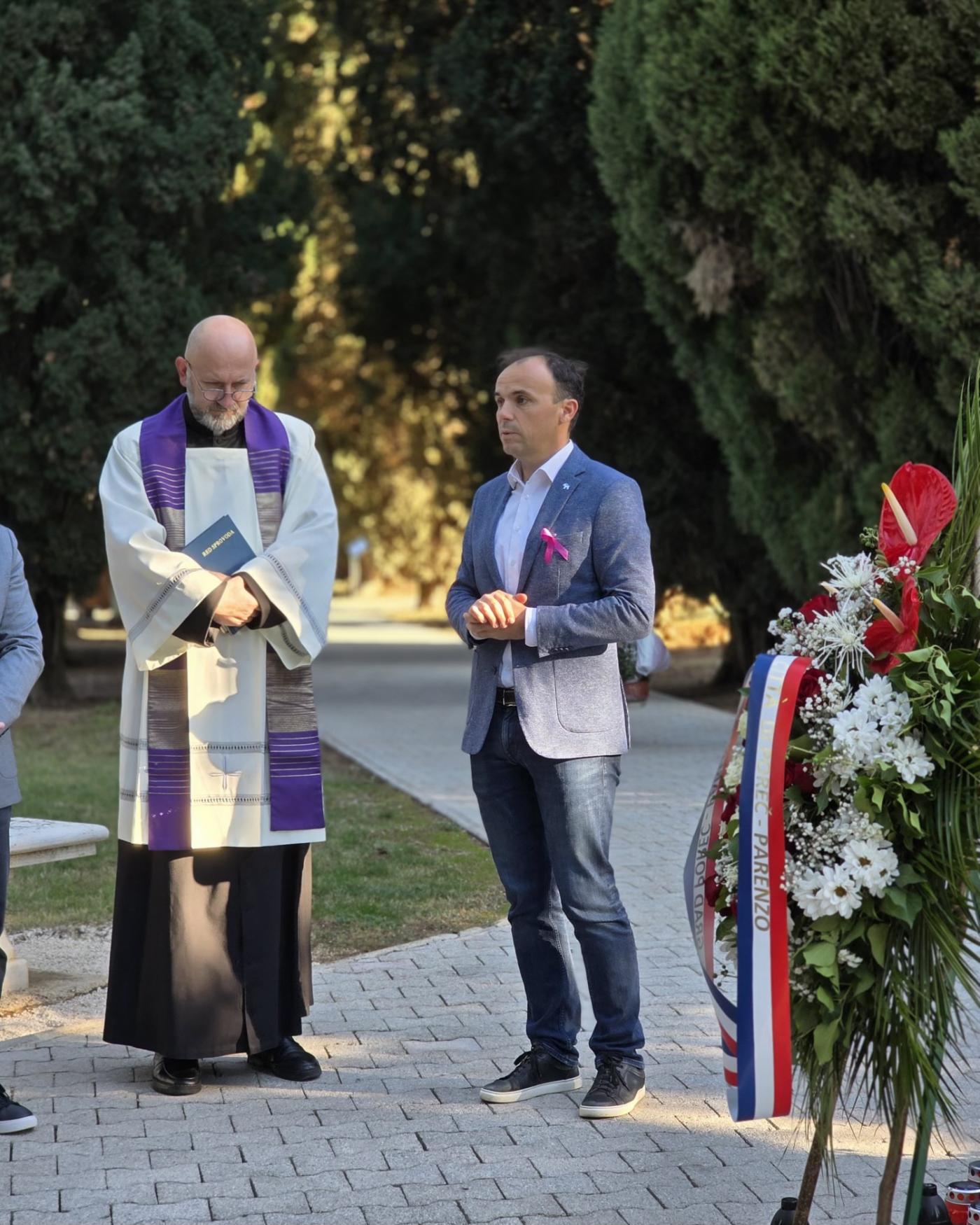 POREČ: Povodom blagdana Svih svetih i Dušnog dana položeni vijenci na Gradskom groblju